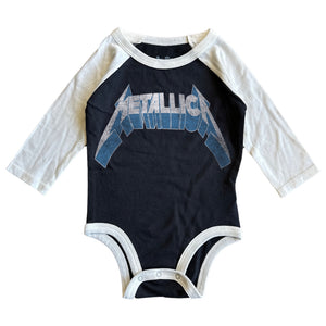 Rowdy Sprout Metallica Retro Logo l/s Raglan Onesie ~ Vintage Black/White